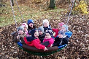 Kinder auf der Schaukel