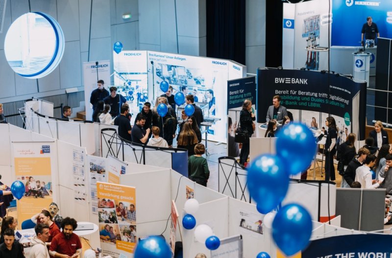 verschiedene Unternehmen präsentieren sich in der FILharmonie