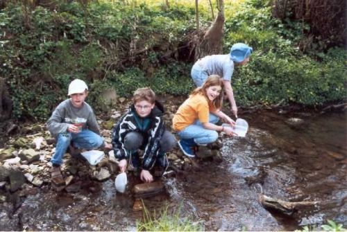 Foto: e Kinder am Bach