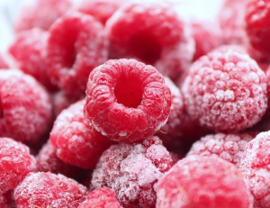 Auf dem Bild sind gesfrohrenen Himbeeren zu sehen