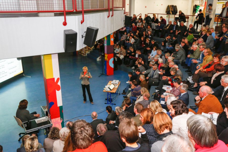 Das Bild zeigt die Teilnehmenden an der Stadtteilkonferenz Bonlanden im Bildungszentrum Seefälle