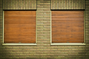 Geschlossenen Rolläden an einem Fenster