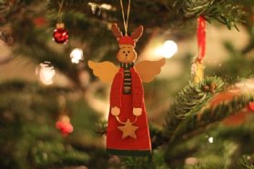 Weihnachtsschmuck an einem Christbaum