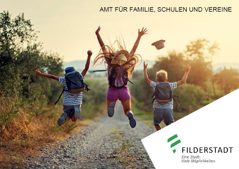 Postkarte: Amt für Familie Schulen und Vereine Postkarte zum Sommerferienprogramm. Drei Kinder unterschiedlichen Alters springen auf einem Weg