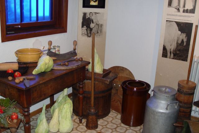 üche zeigt einen mit Holz heizbaren Herd, irdenes Geschirr, aber auch die Verarbeitung von Spitzkraut und die Milchverarbeitung.