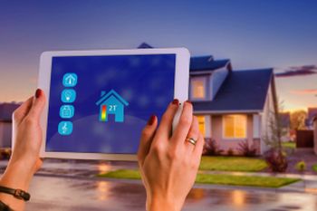 Auf dem Bild ist ein Tablet zu sehen auf dem das Smarthome installiert ist