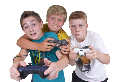 dtei Jungs die mit einer Spielekonsole zocken
