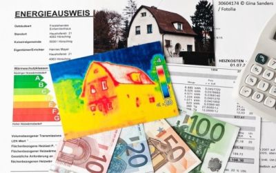 Schmuckbild zum Thema Energieausweis. Auf dem Foto sind abgebildet: Ein Haus, ein Bild des Hauses unter einer Wärmebildkamara, Geldscheine, ein Taschenrechner und einer Energielabeltabelle