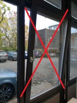Ein gekipptes Fester.